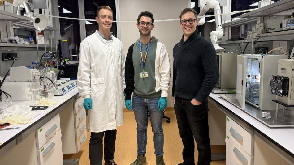 Zelený vodík snadno a levně. Zbožné přání mění v realitu vědci na plzeňské univerzitě