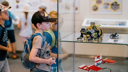 Výstava na radnici připomíná 10 let Centra robotiky