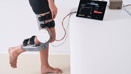 Robotická pomůcka ze ZČU pomůže při rehabilitaci kolena. Sleduje pohyb i aktivitu mozku