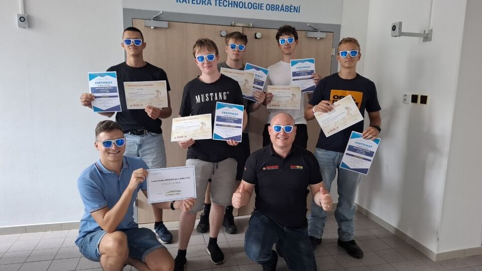 Sluneční brýle, letadlo či kytara. Léto na Fakultě strojní bylo ve znamení obrábění a 3D tisku